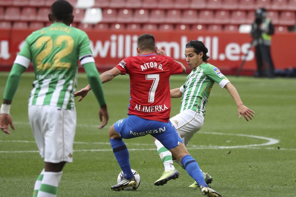 Las mejores imágenes del partido entre el Sporting de Gijón y el Betis (I)