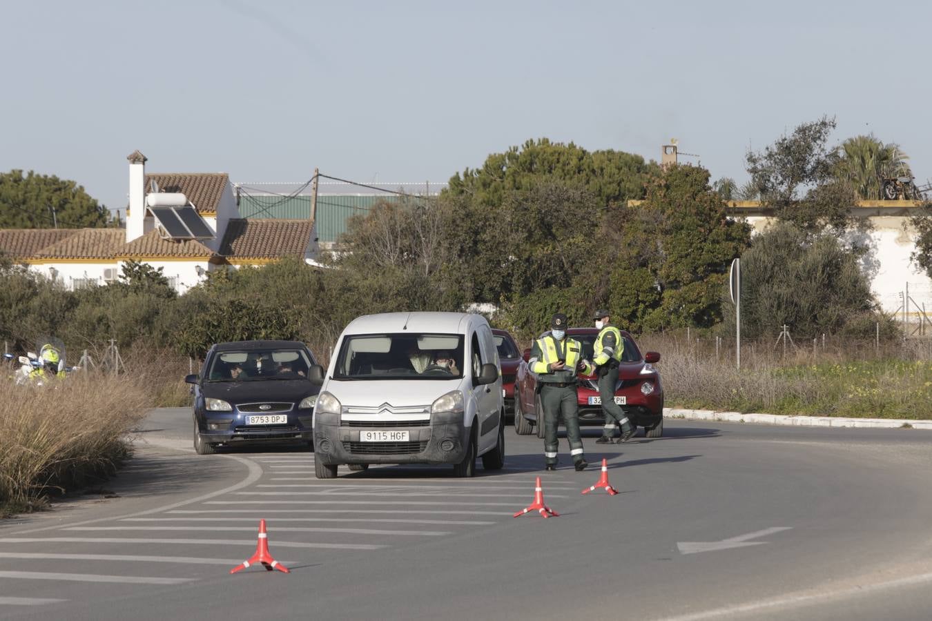 Fotos: La Guardia Civil controla el acceso a Sanlúcar