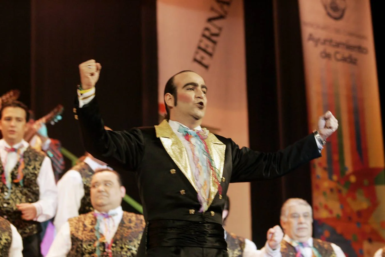 Manolo Camacho alternaba su emisión carnavalesca en Punto Radio con su papel de presentador de 'El mejor coro del mundo', de Julio Pardo y Antonio Rivas