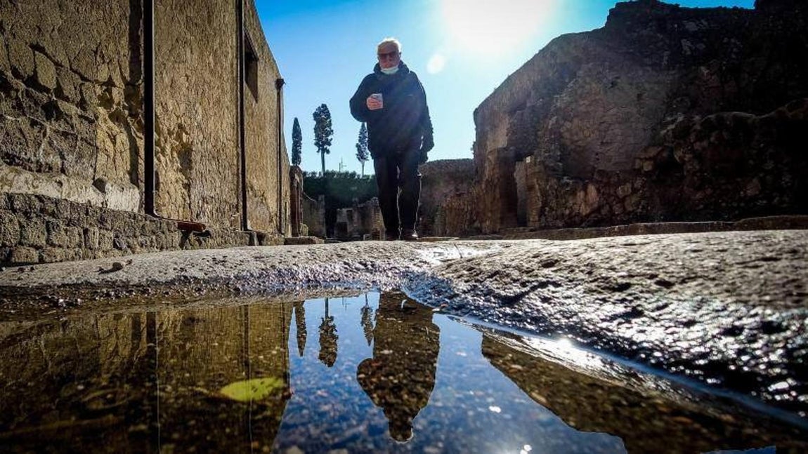 Se hizo de noche. Inmediatamente, una enorme columna de humo y cenizas salió de su cráter y anocheció sobre Pompeya y Herculano, sorprendiendo a sus habitantes.