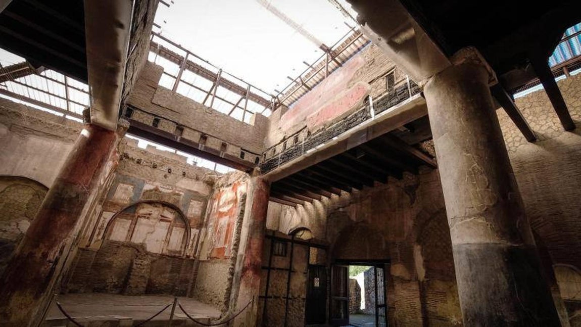 Intactas. Esas circunstancias hicieron que las dos ciudades permanecieran intactas, como si al abrirlas de nuevo, ese día hubiese sido el de después de la erupción del volcán. Herculano fue redescubierta en 1738 y Pompeya en 1748.