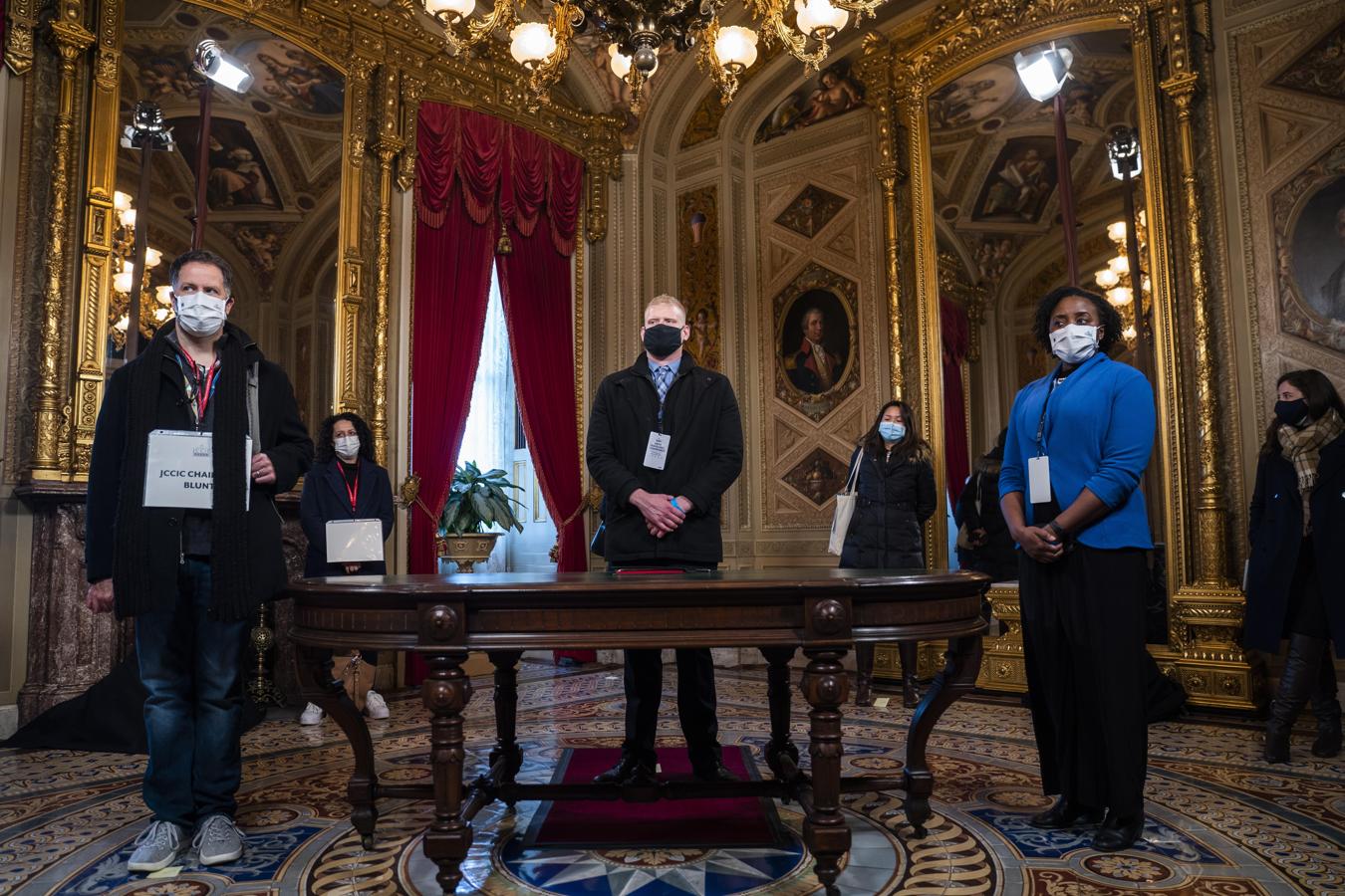 Los actores practican la foto en la oficina del presidente en el Capitolio. 