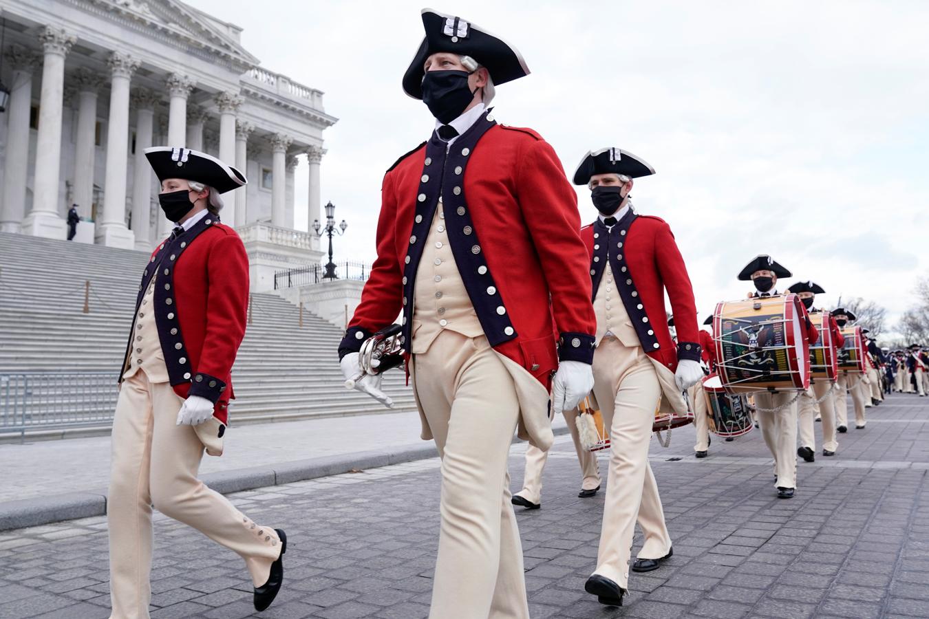 La banda del Ejército, vestidos con trajes del siglo XVIII, ensayan cerca del Capitolio antes de la toma de posesión de Biden. 