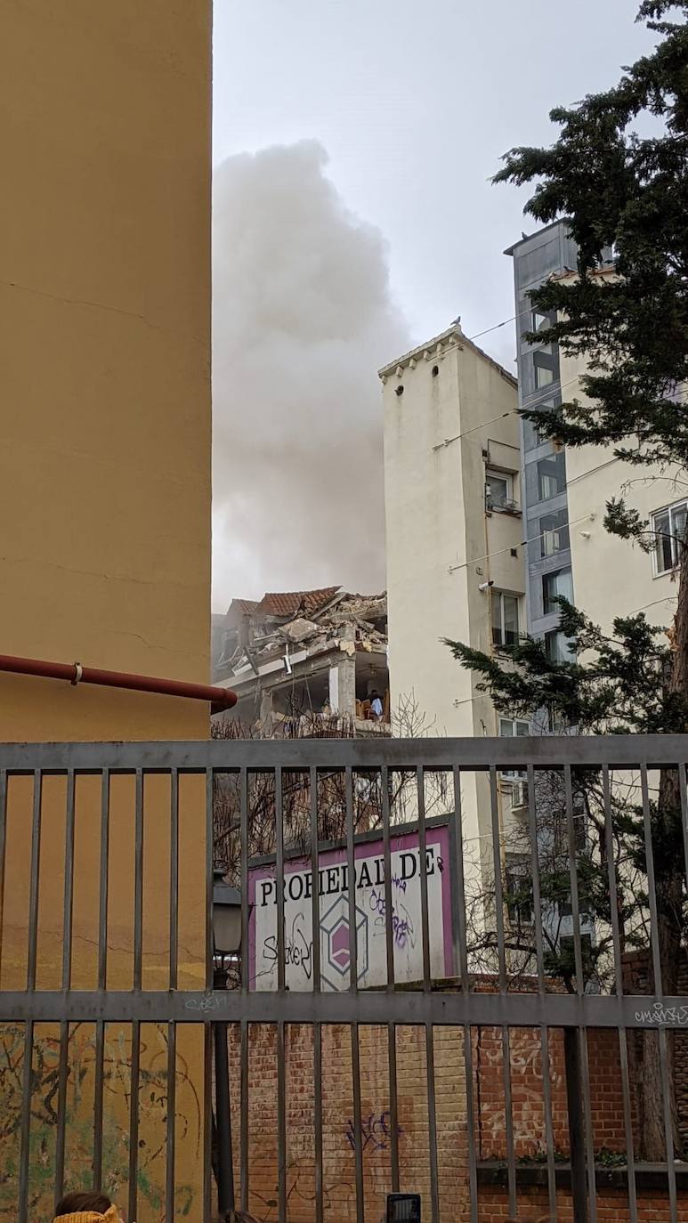 La enorme explosión ha destruido varias plantas de un edificio ubicado en el número 98 de la calle de Toledo, en el distrito de Latina, junto a la parroquia Virgen de la Paloma. 