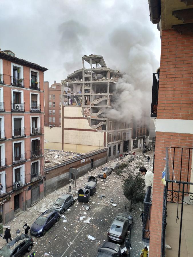 La enorme explosión ha destruido varias plantas de un edificio ubicado en el número 98 de la calle de Toledo, en el distrito de Latina, junto a la parroquia Virgen de la Paloma. 