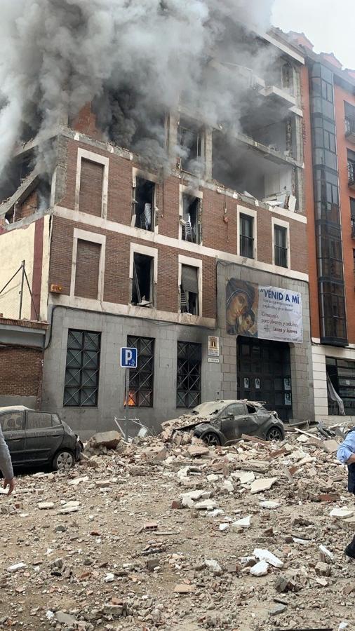 La fachada del edificio ha quedado completamente destruida. 