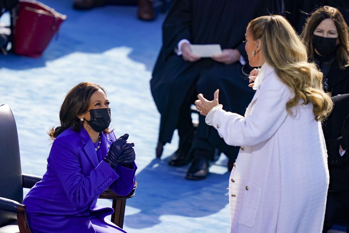 Kamala Harris contempla a Jennifer López durante su actuación. 