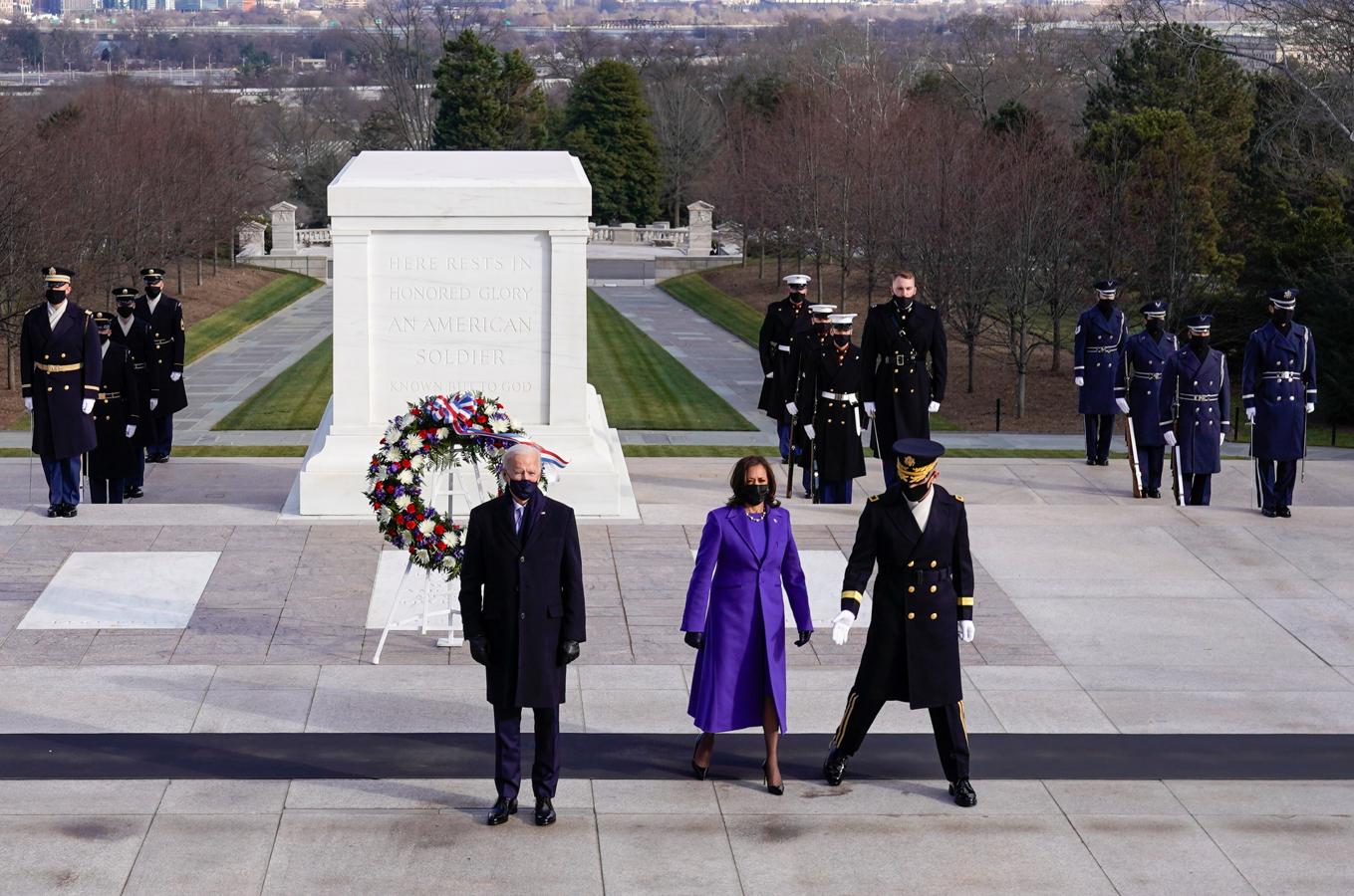 Biden y Harris en la ofrenda floral en Arlington. 