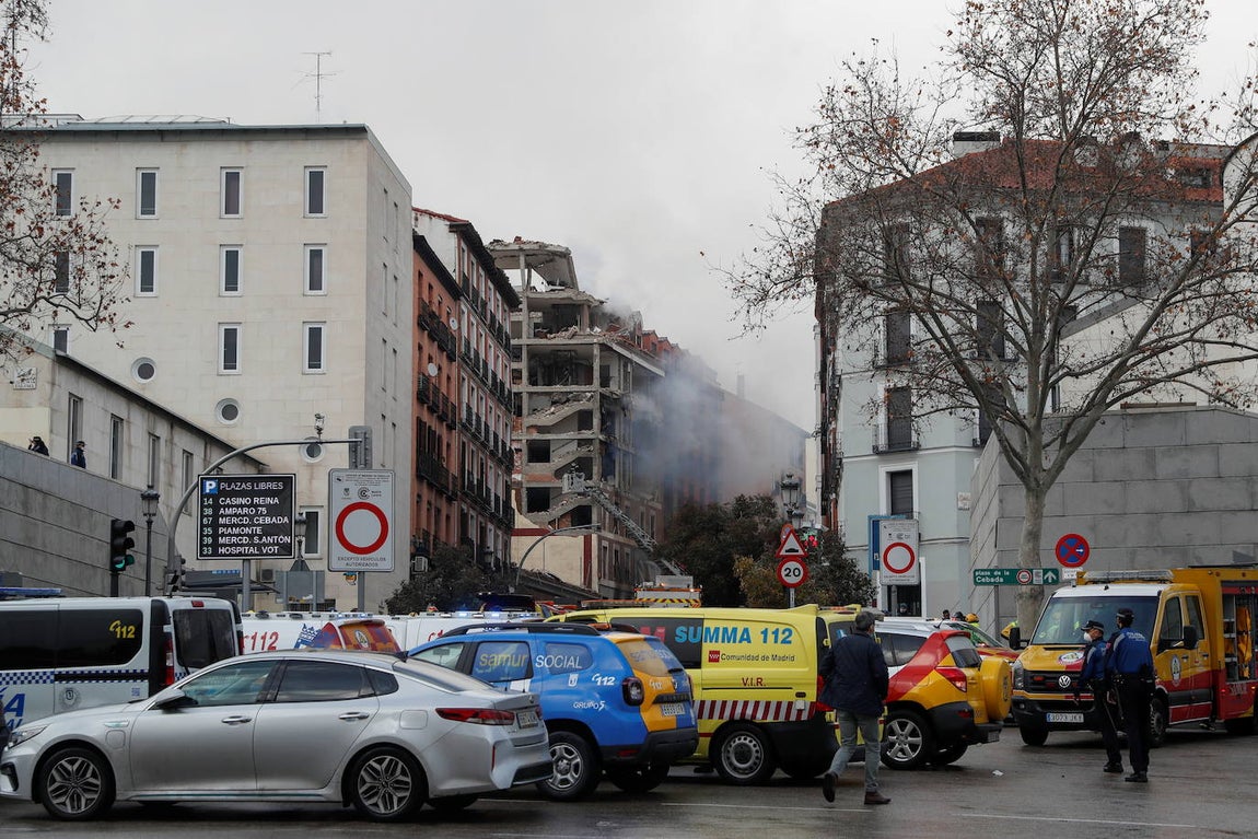 Ambulancias del Summa 112 y vehículos del Samur Social momentos posteriores a la explosión registrada la calle Toledo. 