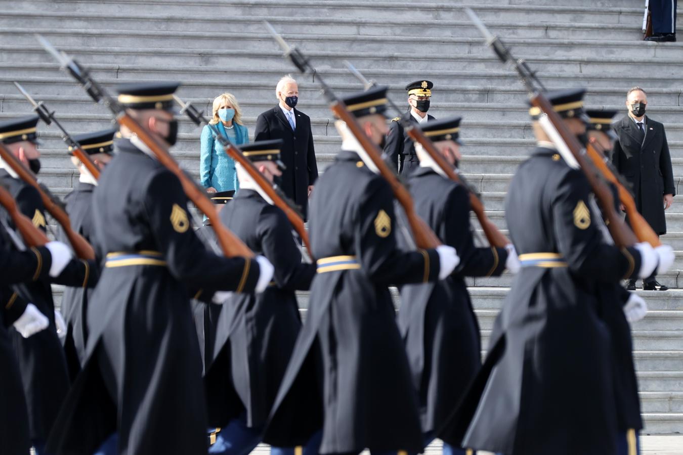 Los Biden, durante la revista militar a las afueras del Capitolio. 