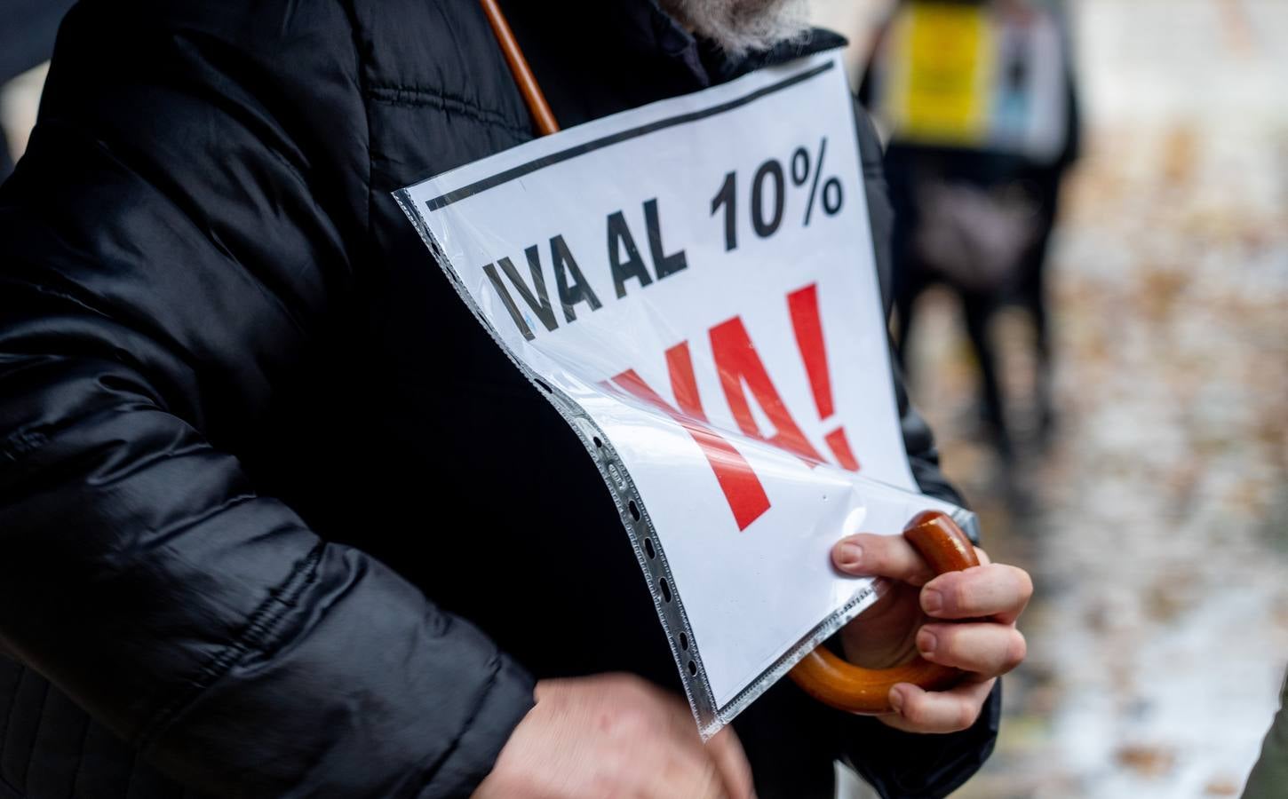 Profesionales de peluquería protestan en la Plaza Nueva de Sevilla