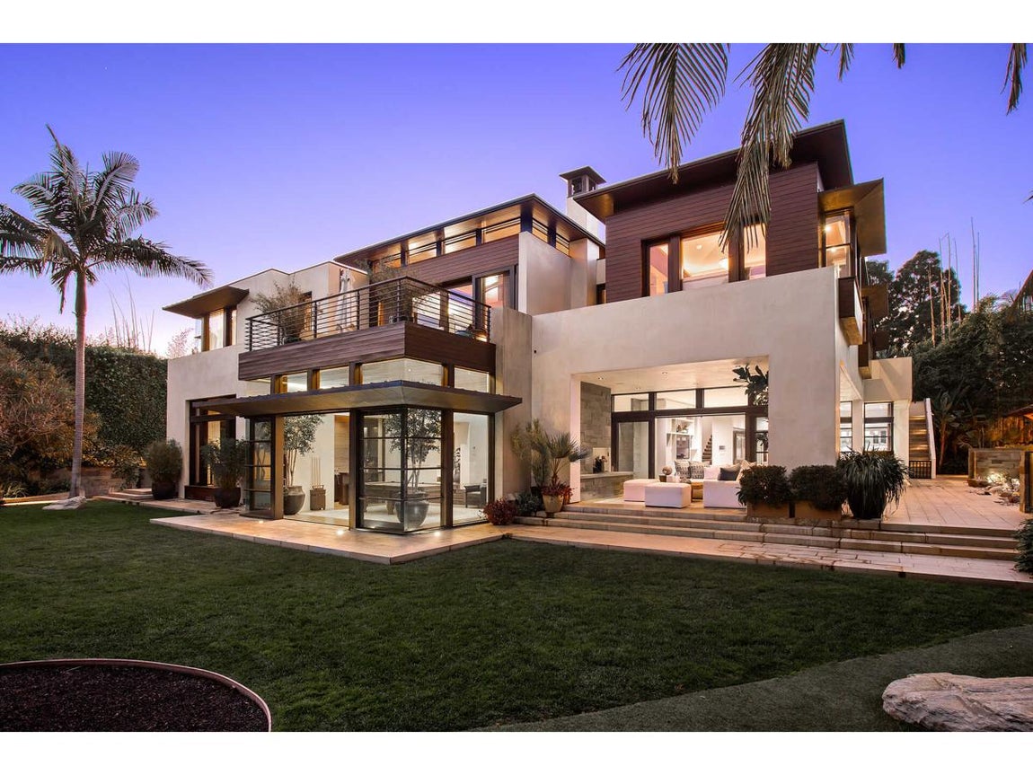 Así es la exclusiva propiedad de Matt Damon. El afamado actor de la saga Bourne y su mujer, Luciana Barroso, han decidido poner a la venta, a través de The Agency, su espectacular mansión por 21 millones de dólares, o lo que es lo mismo, 17,3 millones de euros.