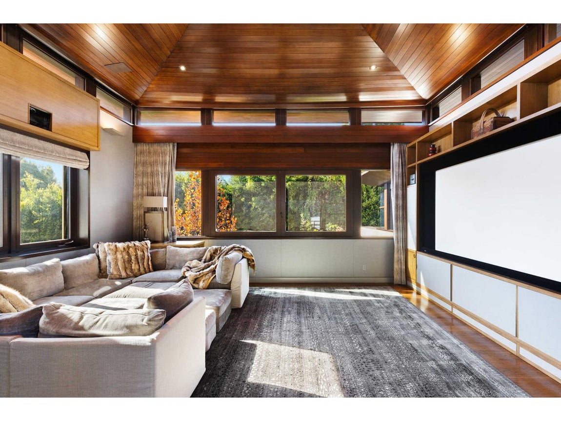 Así es la exclusiva propiedad de Matt Damon. Pero es sin duda la zona exterior lo que llama, una vez más, toda la atención. El jardín cuenta con plantaciones tropicales y setos, además de un patio con terraza en el que relajarse o meditar.