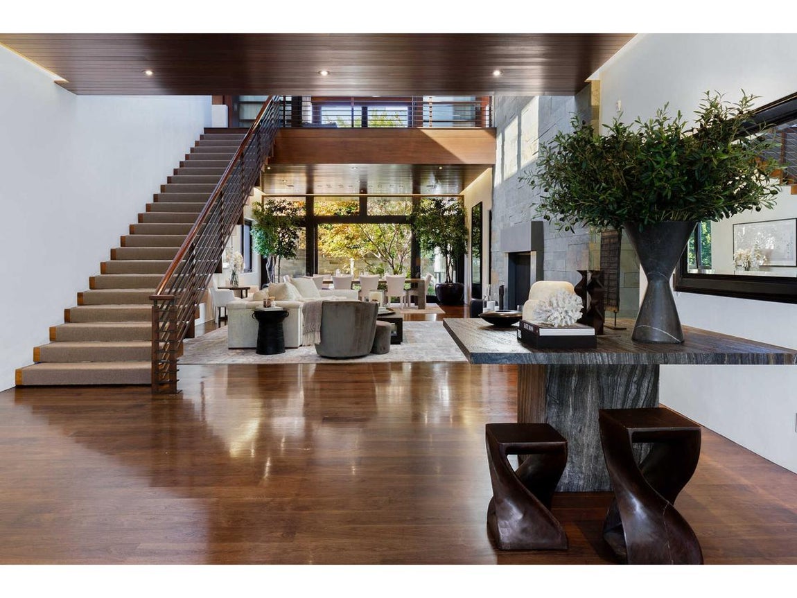 Así es la exclusiva propiedad de Matt Damon. Situada en Pacific Palisades, California, la mansión ocupa una parcela de más de medio acre en uno de los lugares más ricos de esta afamada comunidad costera.