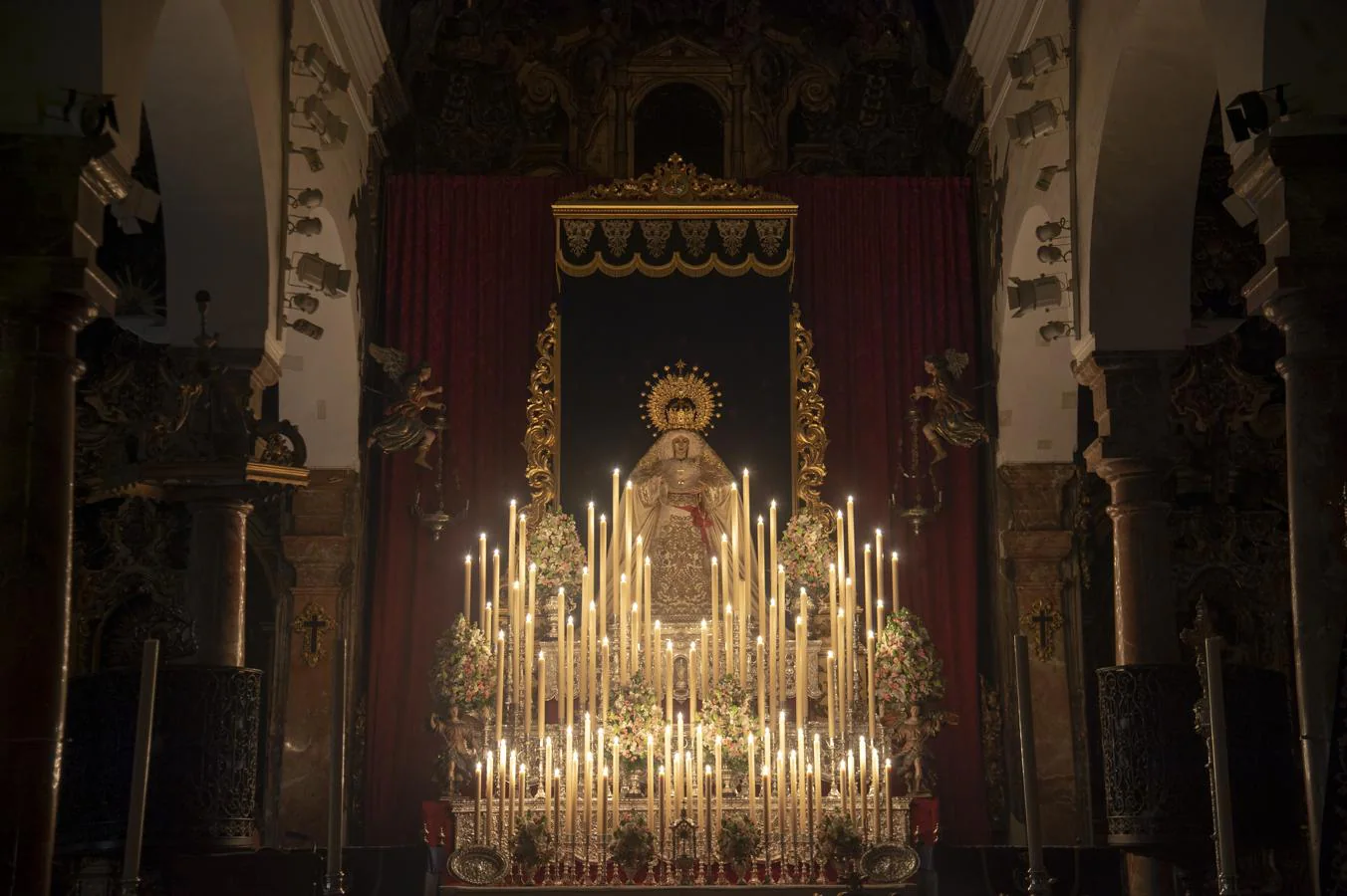 La Virgen de la Candelaria, a la luz de las velas