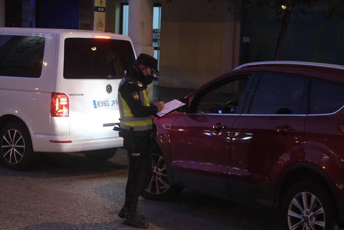FOTOS: Controles en la entrada de Cádiz para vigilar el cierre perimetral
