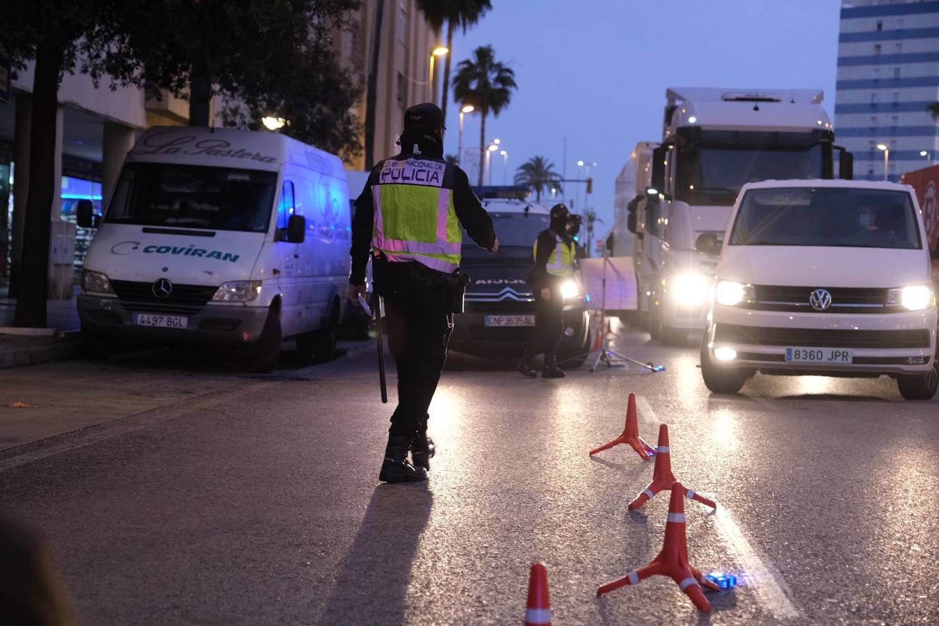 FOTOS: Controles en la entrada de Cádiz para vigilar el cierre perimetral