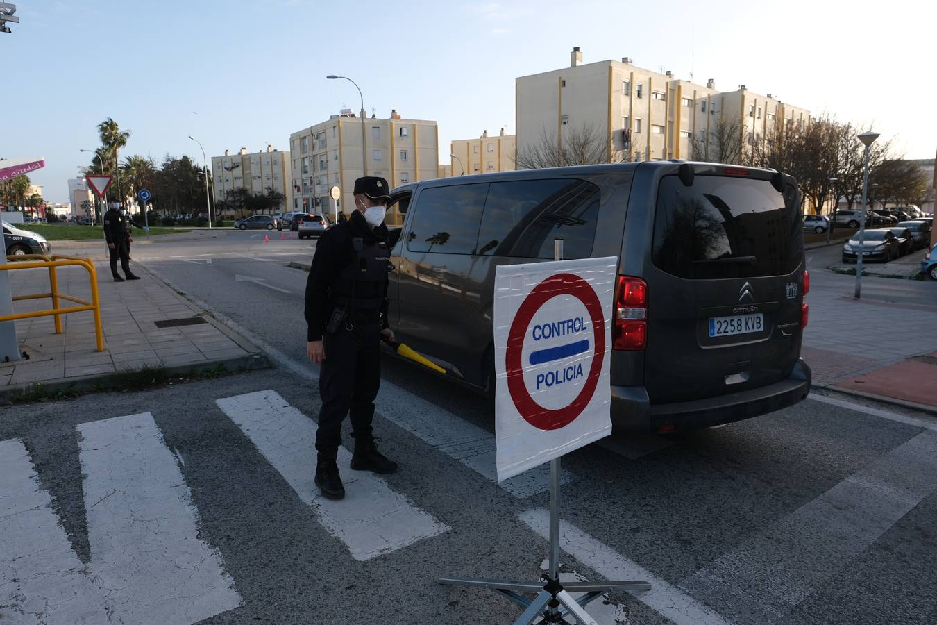 FOTOS: Controles en la entrada de Cádiz para vigilar el cierre perimetral