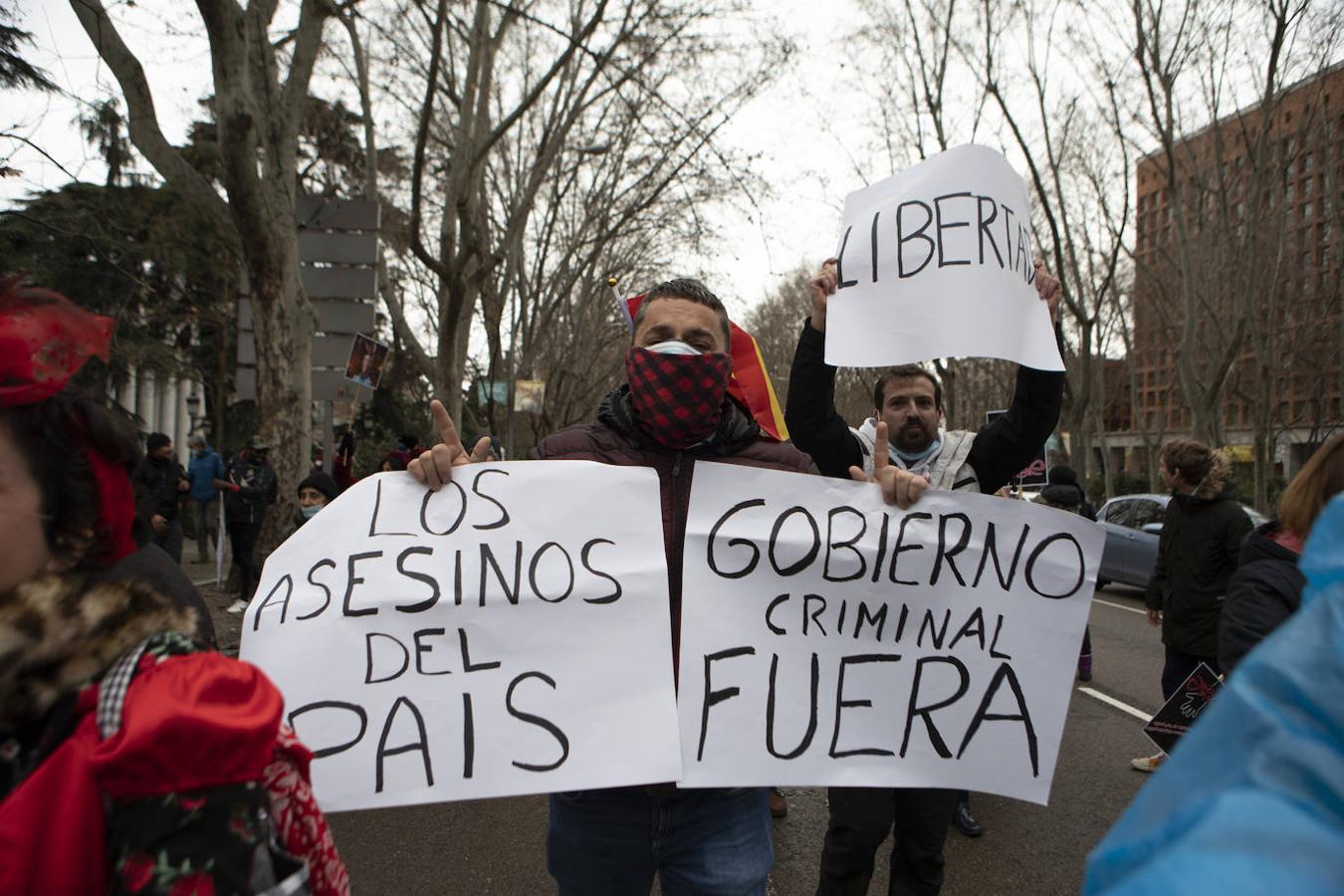 Manifestación negacionista sin mascarillas en Madrid, con los hospitales sobrepasados