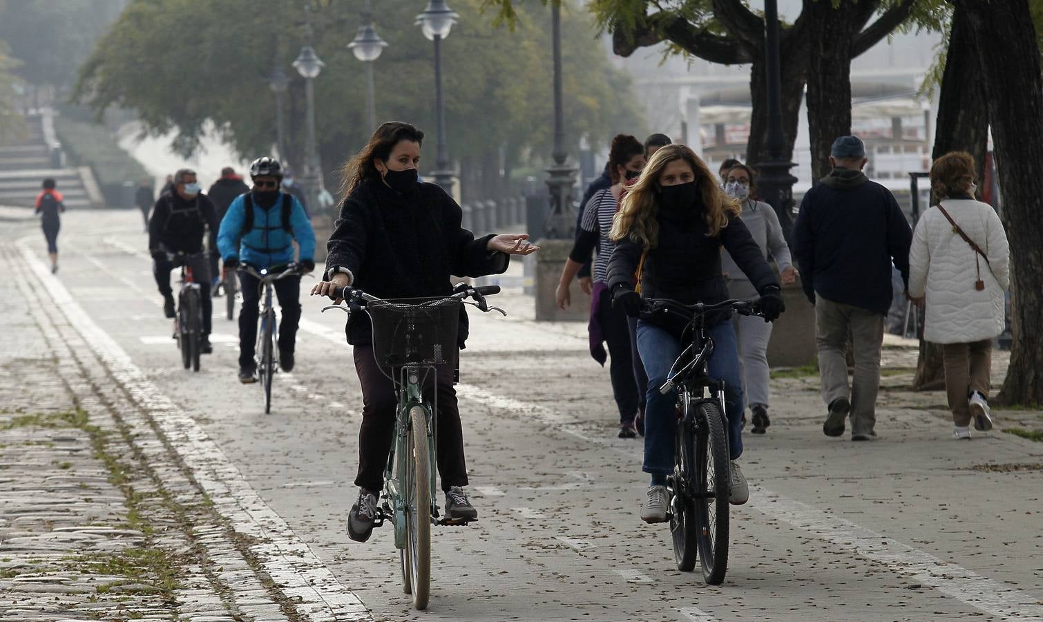 Muchos sevillanos practican deporte  junto al río Guadalquivir