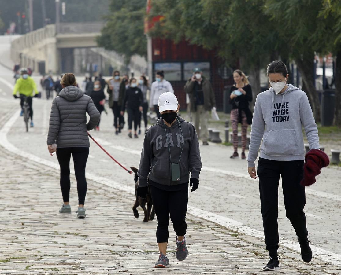 Muchos sevillanos practican deporte  junto al río Guadalquivir