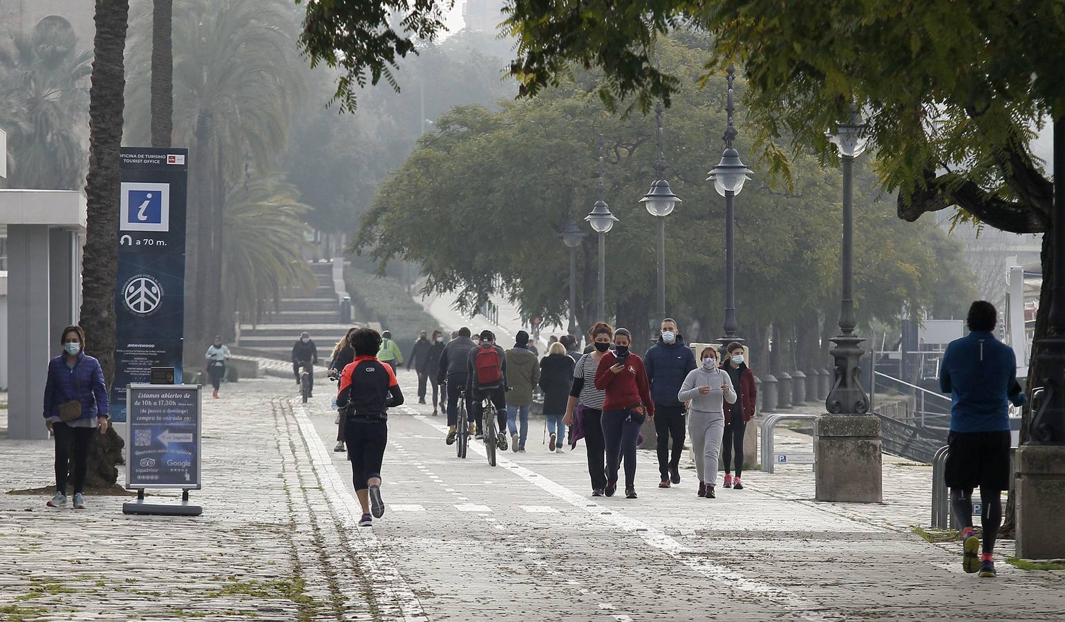 Muchos sevillanos practican deporte  junto al río Guadalquivir