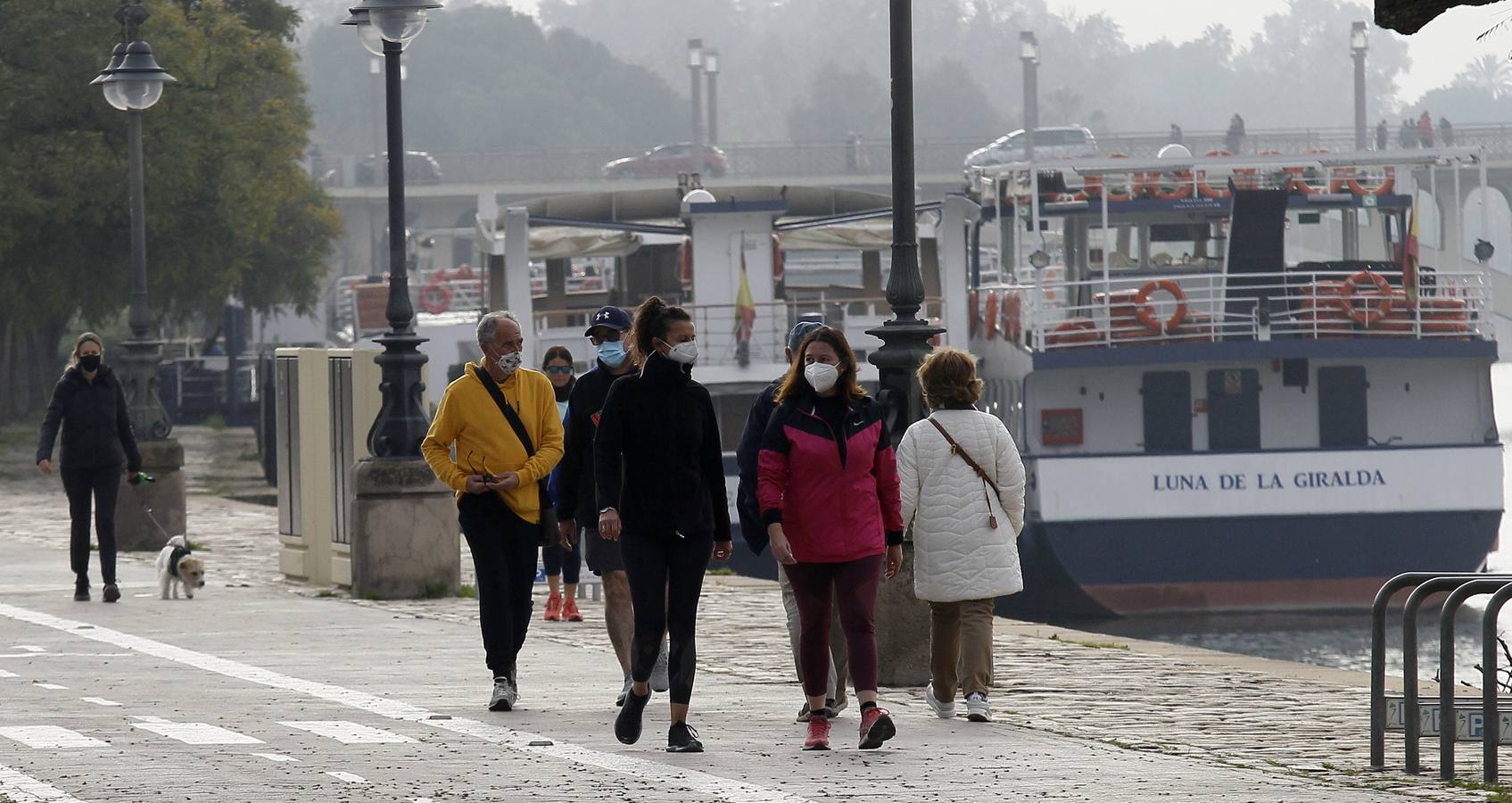 Muchos sevillanos practican deporte  junto al río Guadalquivir