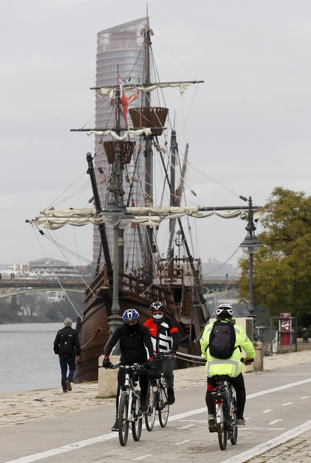 Muchos sevillanos practican deporte  junto al río Guadalquivir