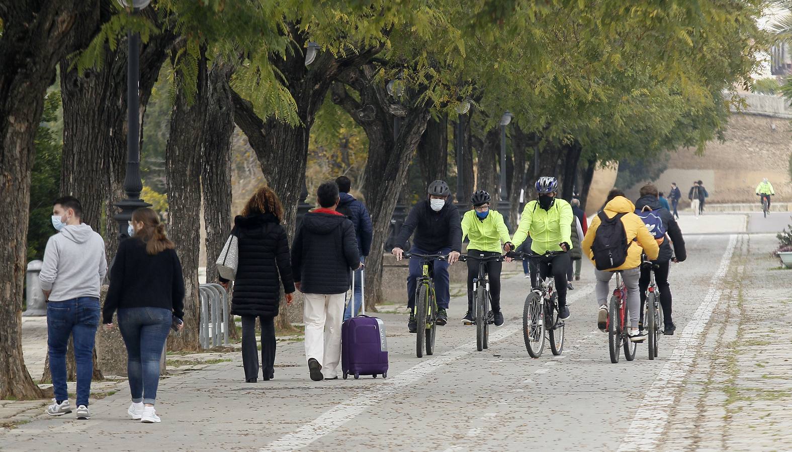 Muchos sevillanos practican deporte  junto al río Guadalquivir