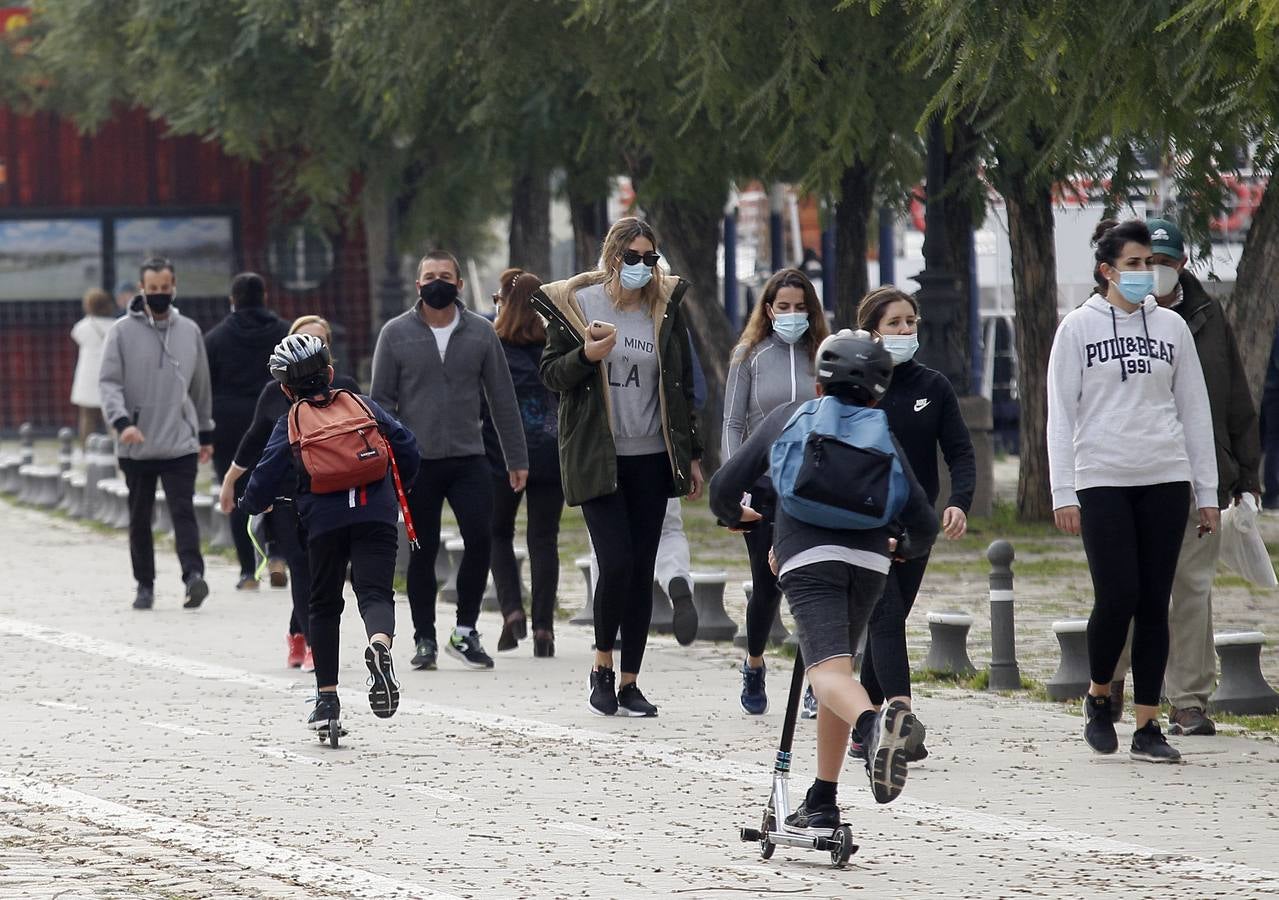 Muchos sevillanos practican deporte  junto al río Guadalquivir