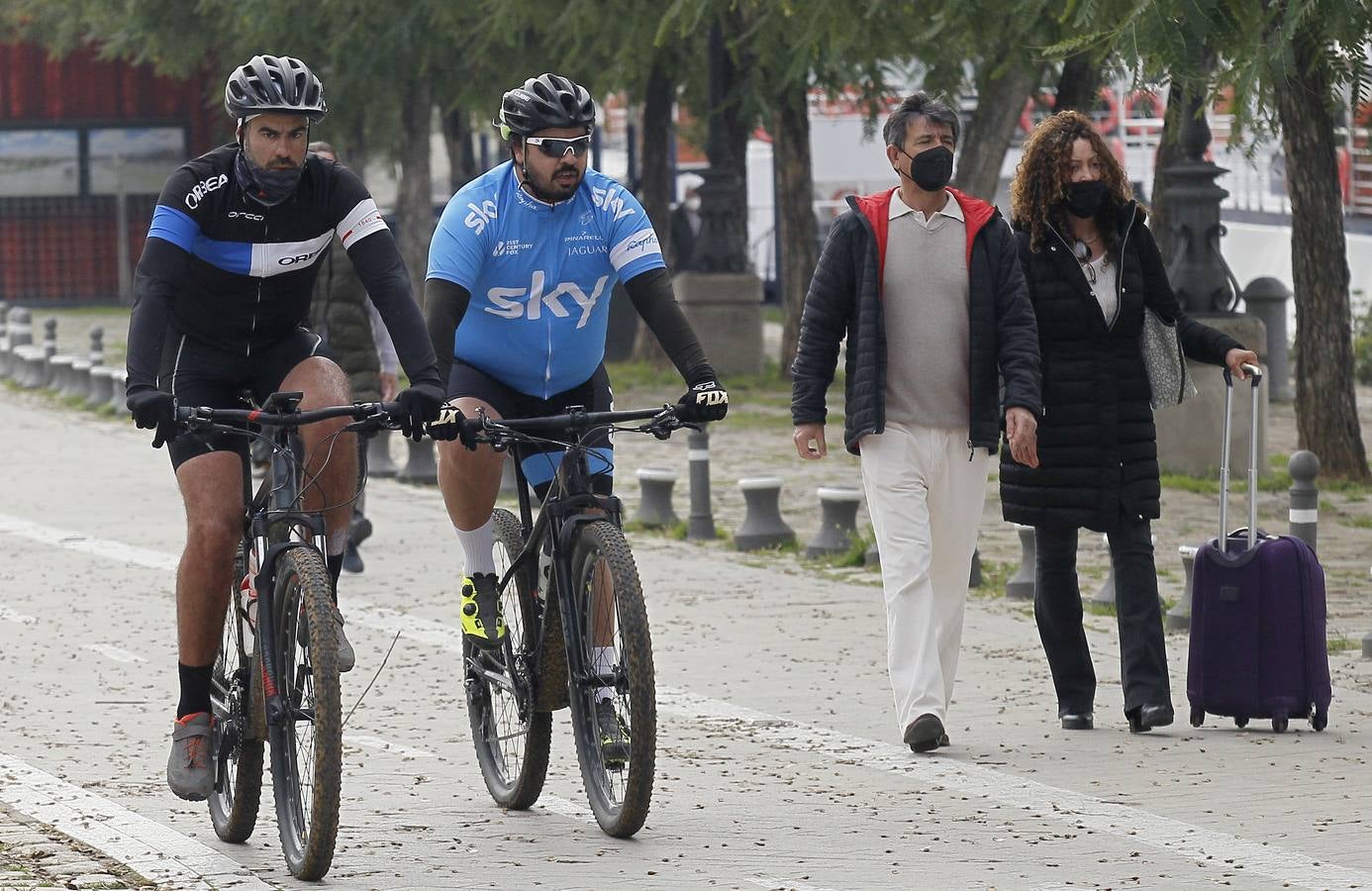 Muchos sevillanos practican deporte  junto al río Guadalquivir