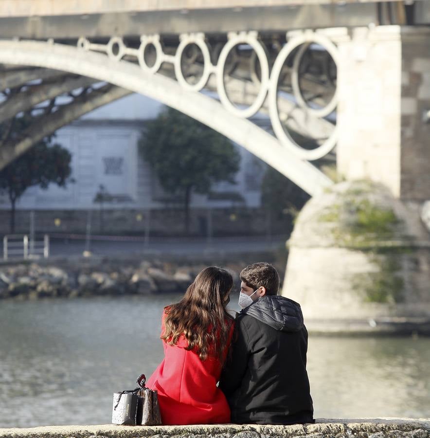 Muchos sevillanos practican deporte  junto al río Guadalquivir