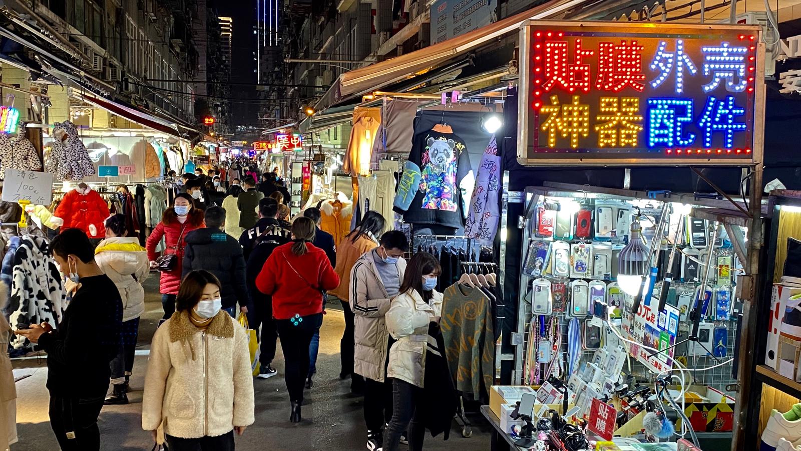 Un año después del estallido del coronavirus, que obligó a cerrar Wuhan entre el 23 de enero y el 8 de abril, sus mercados callejeros están muy animados cada noche. 