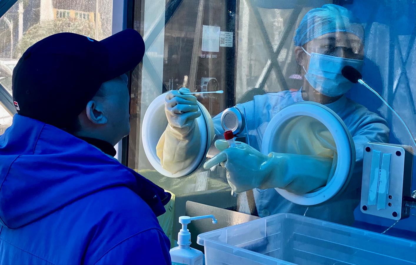 Los brotes del coronavirus en China han obligado a reforzar los controles, como las pruebas PCR para viajar que se hacen en una carpa a las puertas del Hospital Central de Wuhan. 