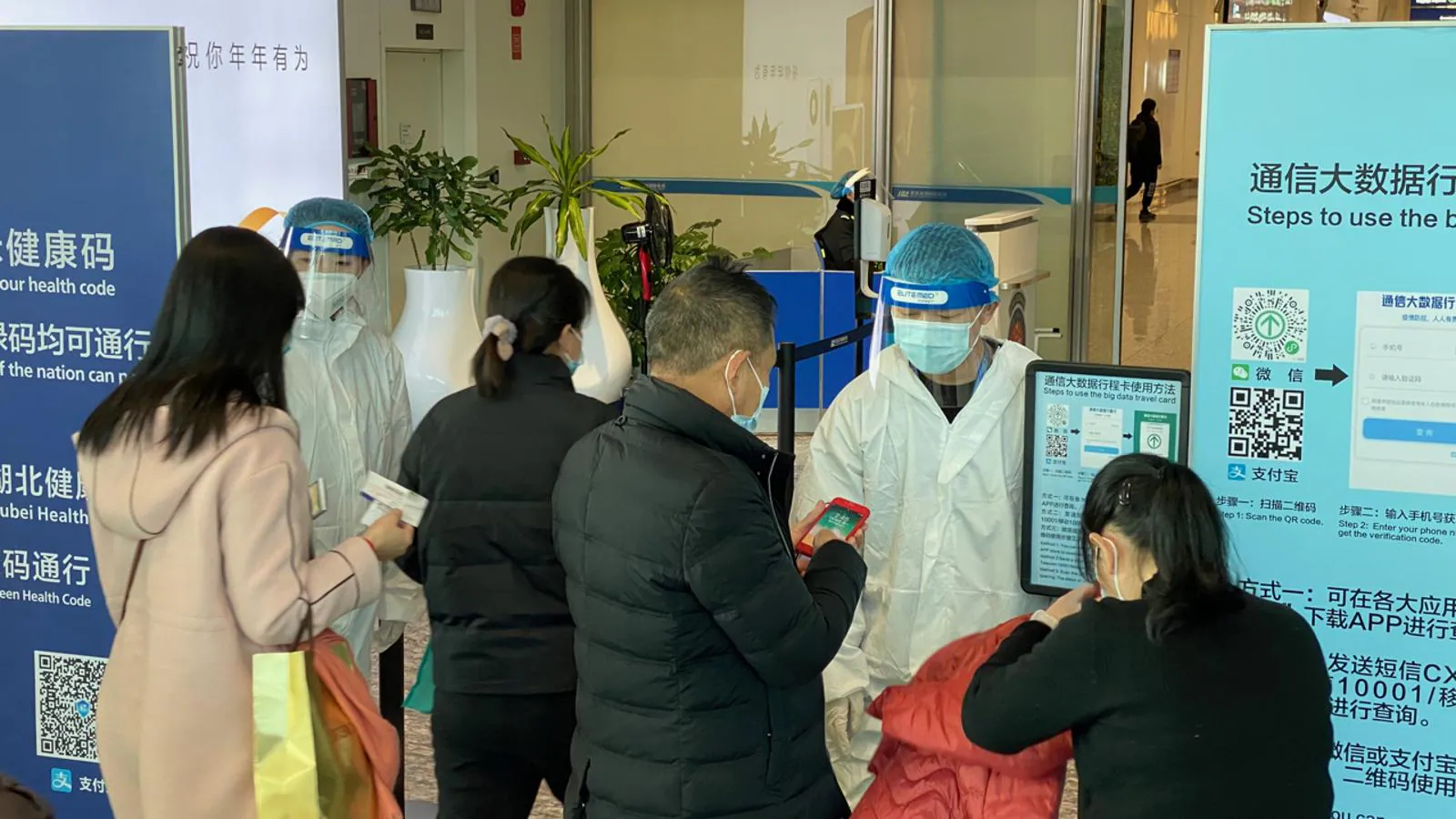 Tras el control de la epidemia por el confinamiento estricto de Wuhan y la provincia de Hubei, en China se respira normalidad desde antes del verano, pero este invierno han saltado las alarmas por los rebrotes. Control de códigos de salud QR a la llegada al aeropuerto de Wuhan. 