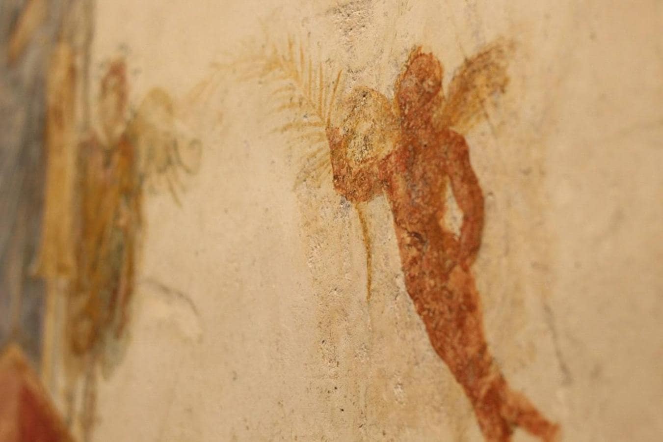 Los frescos. Otro detalle de una decoración mural en el museo Antiquarium durante su reapertura en el sitio arqueológico de Pompeya, cerca de Nápoles