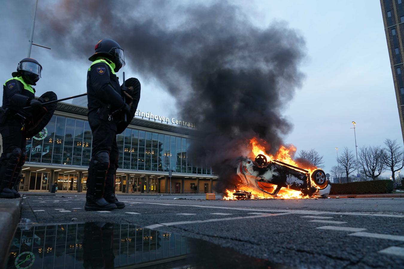 Los manifestantes incendian un coche frente a la estación de trenes de Eindhoven. 