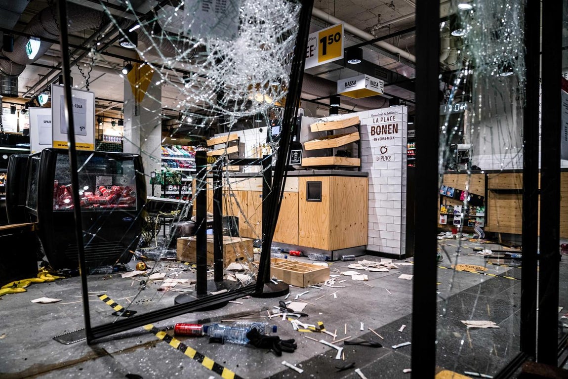 Un supermercado de la estación central de Eindhoven es saqueado por los manifestantes tras los disturbios en el centro de la ciudad. 