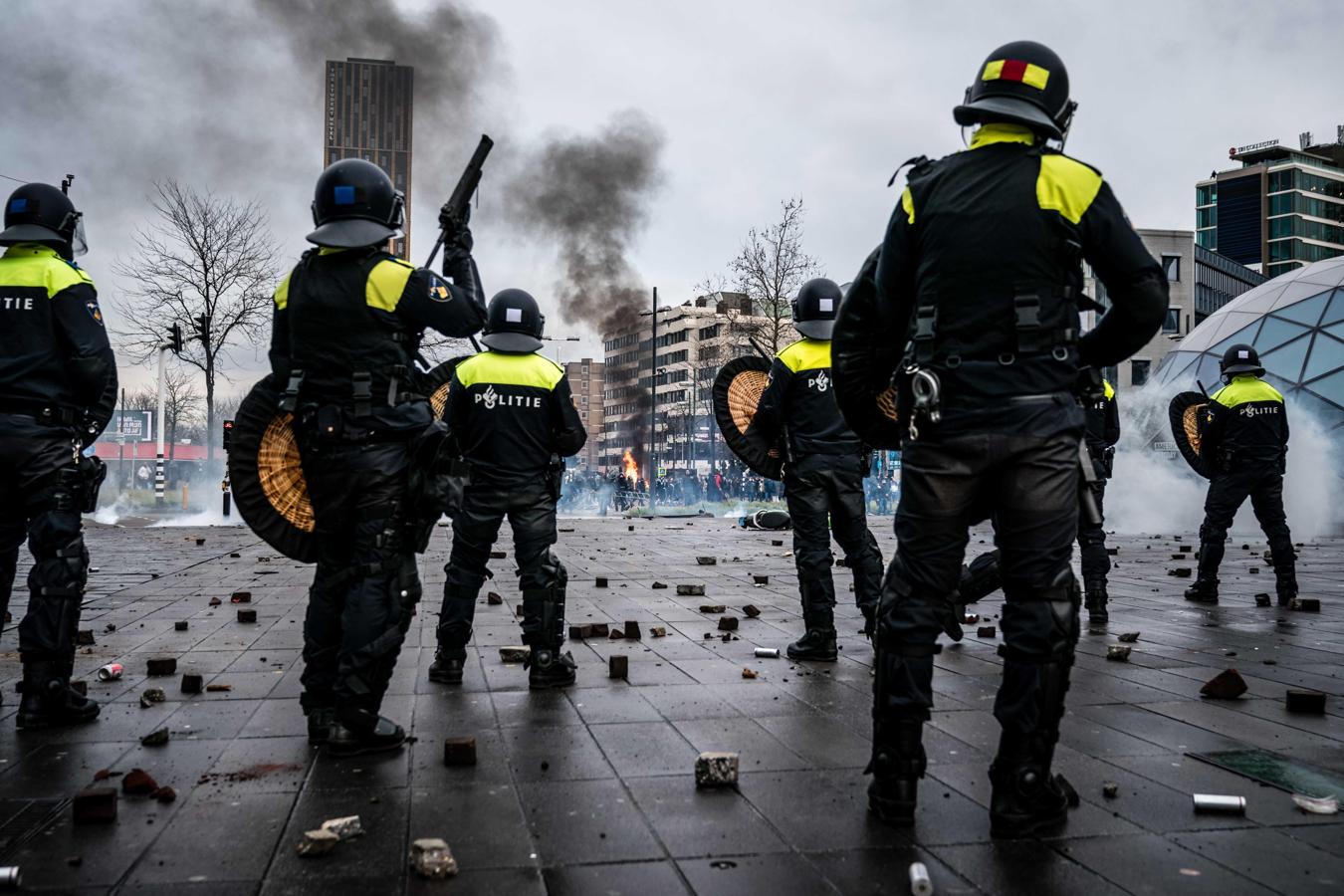 La Policía utiliza cañones de agua y gas lacrimógeno para dispersar la protesta que no había sido autorizada por las autoridades. 