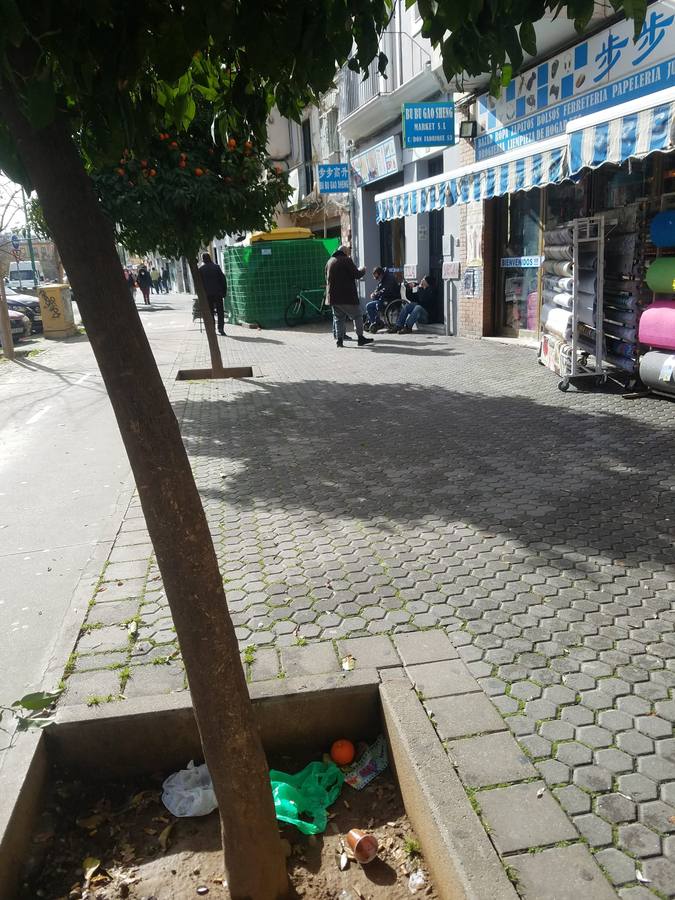 Indigentes en el barrio de la Macarena que hacen un mal uso de las mascarillas