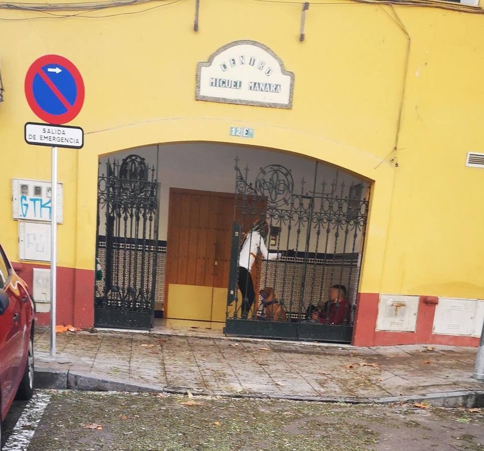 Indigentes en el barrio de la Macarena que hacen un mal uso de las mascarillas