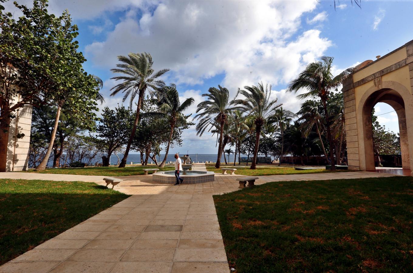 Mirando al mar. Zona de jardines del Hotel Nacional de Cuba. Está ubicado sobre una colina en la zona del Vedado, frente al malecón habanero. Sus terrenos constituyeron una fortificación española a finales del siglo XVIII, la Batería de Santa Clara; compuesta por 15 cañones de los cuales permanecen 2 en el jardín, siendo estos parte del Patrimonio de la Humanidad.