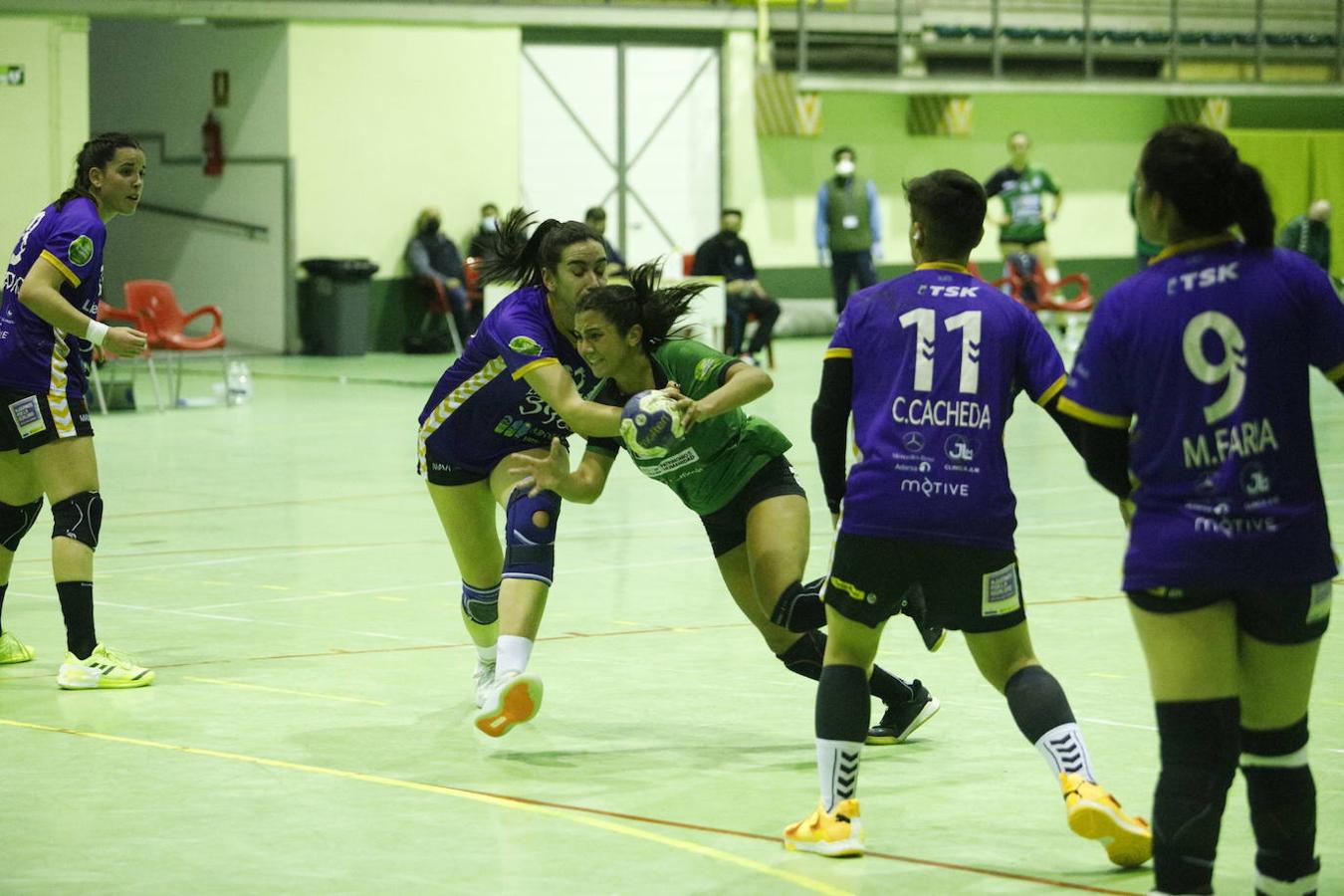 El partido de balonmano Adesal-Liberbank Gijón, en imágenes