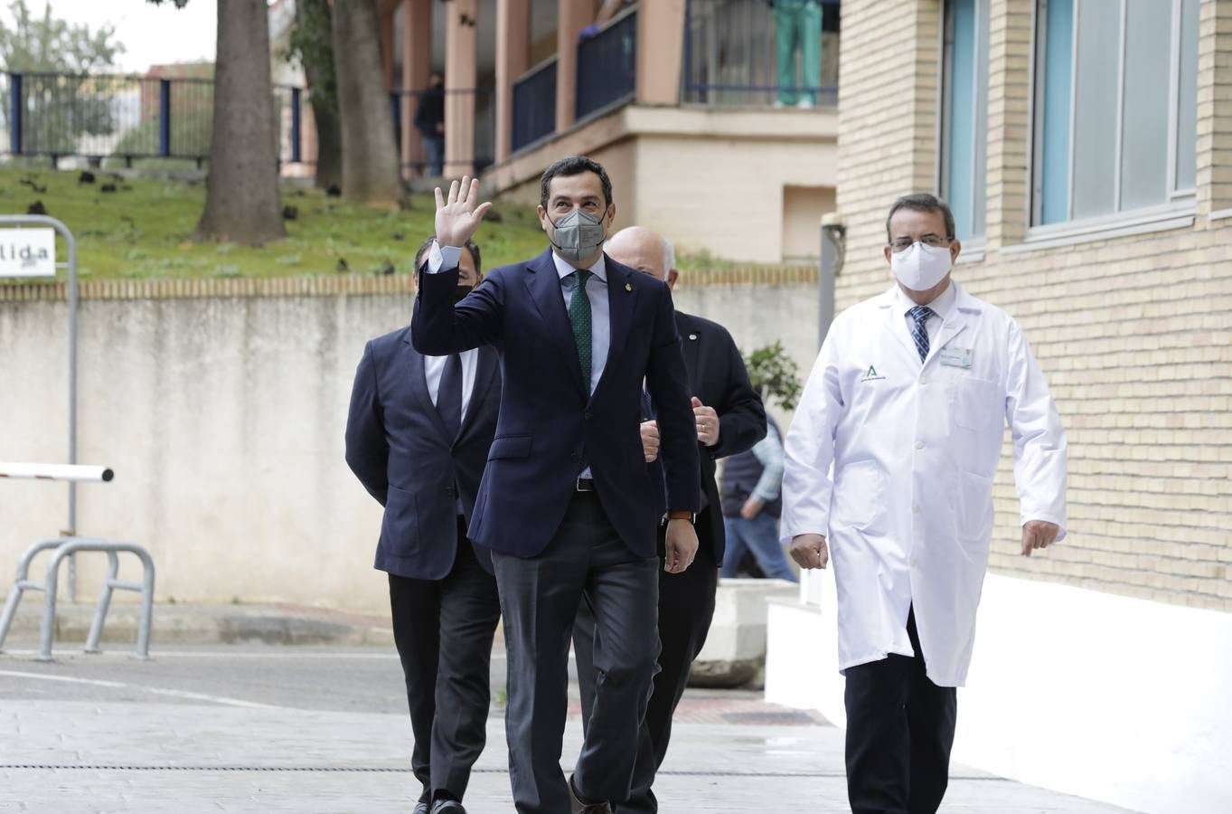 Juanma Moreno visita las nuevas instalaciones del Hospital Infantil del Virgen del Rocío