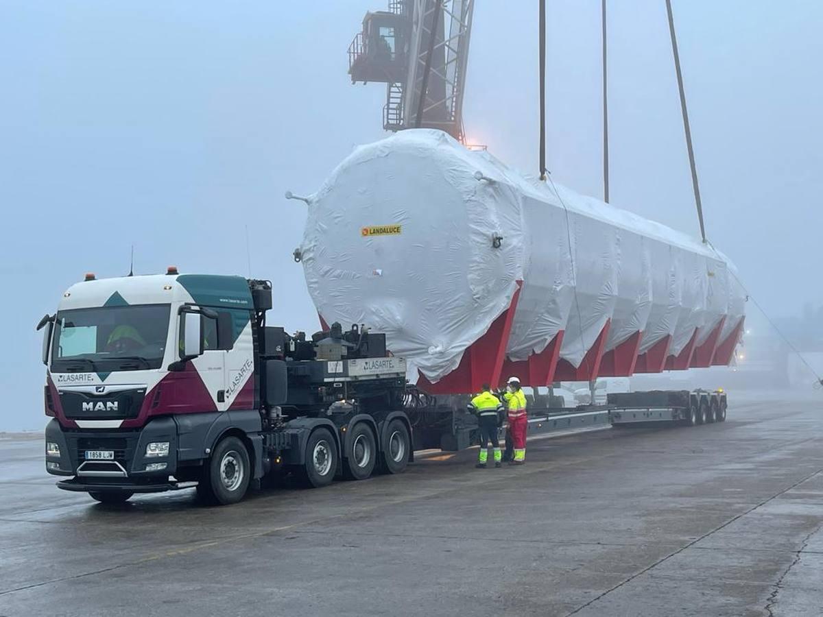 Así descargan en el Puerto de Sevilla un megatanque de cerveza para Heineken