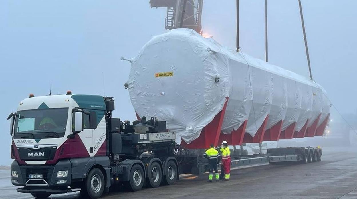 Así descargan en el Puerto de Sevilla un megatanque de cerveza para Heineken