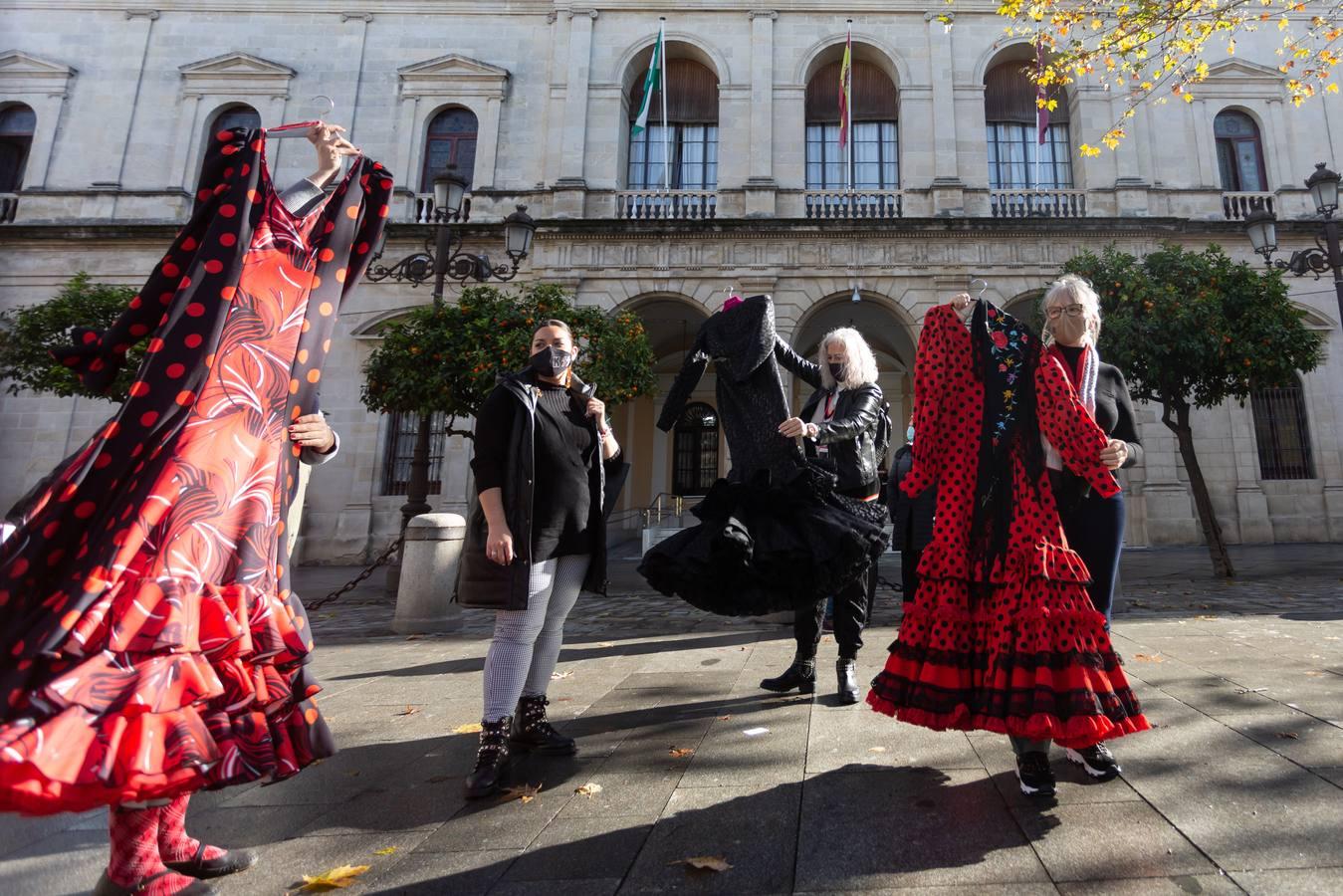 Diseñadores con sus trajes