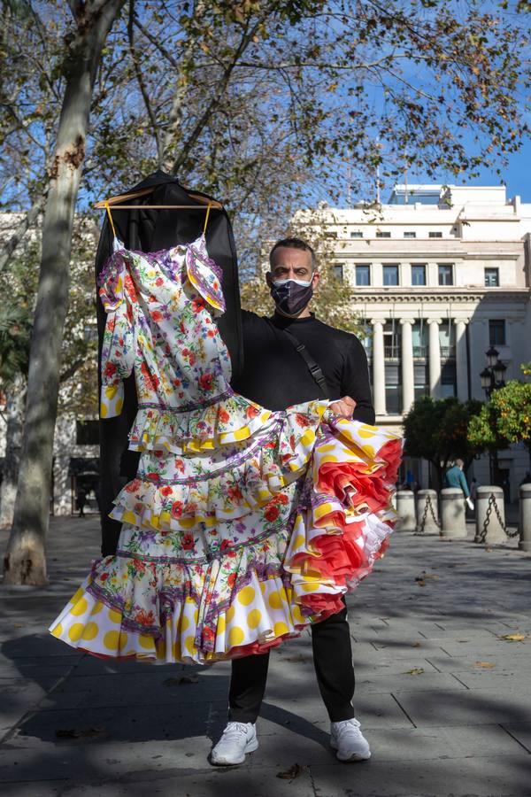 José Galván con uno de sus diseños