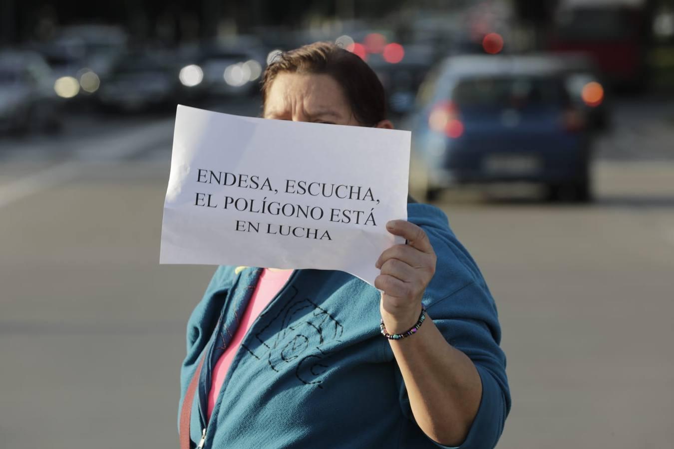 En imágenes, protesta de los vecinos del Polígono Sur por los cortes de luz en Sevilla