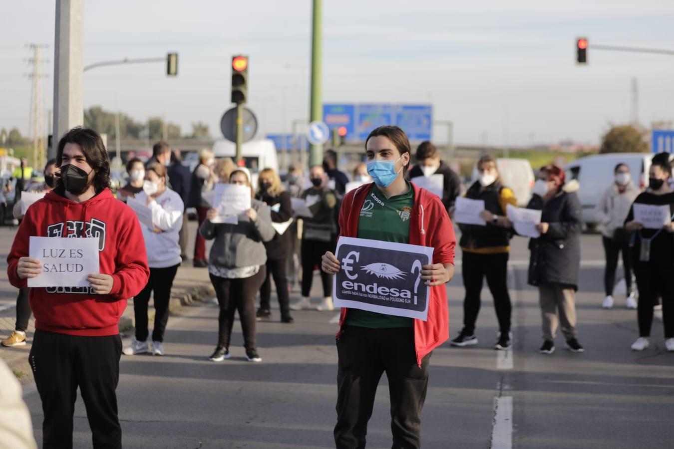 En imágenes, protesta de los vecinos del Polígono Sur por los cortes de luz en Sevilla